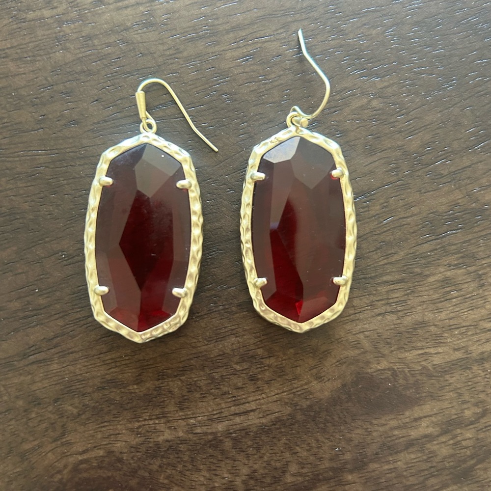 Magenta Kendra Scott Earrings